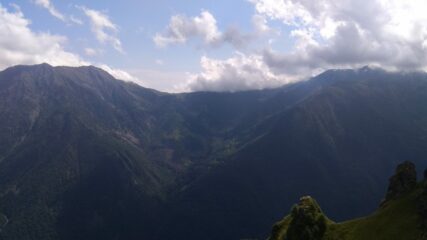 Il Civrari e in centro il colle del Colombardo