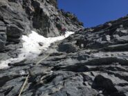 Calata di 30 m nel canalino. Coi ramponi per via del poco ghiaccio presente alla base.