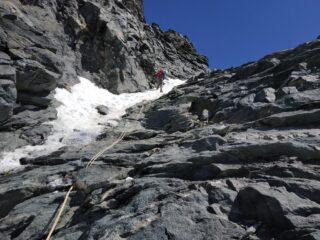 Calata di 30 m nel canalino. Coi ramponi per via del poco ghiaccio presente alla base.