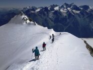 Inizia la discesa dal Bishorn, a sx la punta Burnaby salita dopo comoda pausa al colletto. Sullo sfondo il gruppo del Mischabel e vari 4k svizzeri.