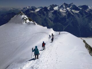 Inizia la discesa dal Bishorn, a sx la punta Burnaby salita dopo comoda pausa al colletto. Sullo sfondo il gruppo del Mischabel e vari 4k svizzeri.