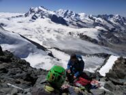 Relax poco sotto la cima, sullo sfondo tutto il gruppo del Rosa fino al Breithorn W. 