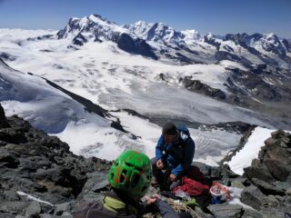 Relax poco sotto la cima, sullo sfondo tutto il gruppo del Rosa fino al Breithorn W. 