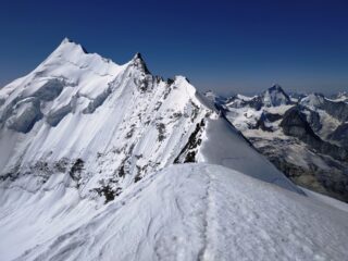 Cresta e Whisshorn dalla cima del Bishorn. A destra spicca la Dent Blanche.