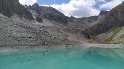 Il lago e al fondo a sx della punta aguzza colle e cima