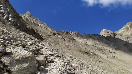 Particolare del ripido sentiero nel tratto tra il lago e il colle