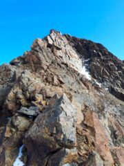 Sperone sotto la vetta da aggirare a sinistra.