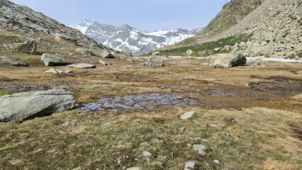 il grande pianoro iniziale, a breve distanza dal punto di partenza