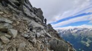salendo nella parte alta della cresta, sotto l'anticima