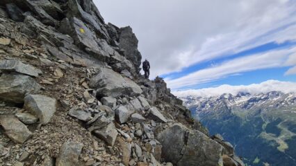 salendo nella parte alta della cresta, sotto l'anticima