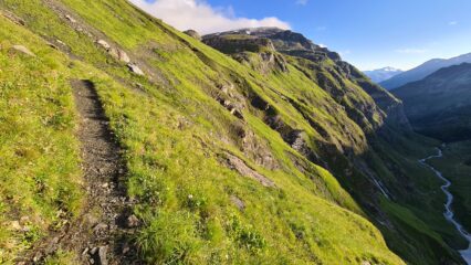 il tratto di sentiero che traversa a mezza costa verso l'inizio del vallone che porta al Col Vaudet