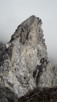 l'ardito torrione che segue alla San Ippolito..si sale alla sx del filo per un diedro e delle placche infide..