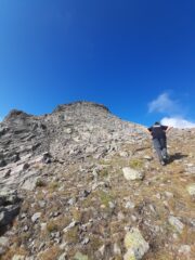 Il vecchio arranca verso la cima