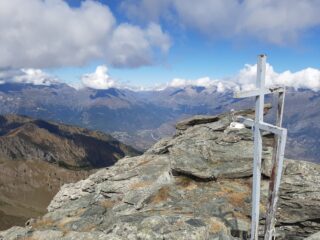 La vetta. Lontanissimo, al centro prima delle nuvole, il lago del Moncenisio.