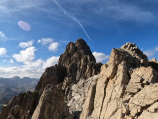 Vista sulla Rocca la Meja dall’uscita della via 