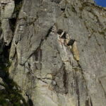 Alla base della parete. Al centro ben visibile il tetto dei 