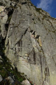 Alla base della parete. Al centro ben visibile il tetto dei 