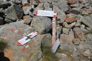 Bivio con i segnavia appoggiati a terra; attraverso il Passo della Capra ci si porta sull’E65 e quindi al Colle della Mologna Piccola