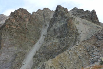 Rocce Meano nel suo complesso, il canale di salita tutto a dx
