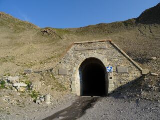 il tunnel con in alto il colle da raggiungere