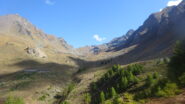 Salendo da Gimillian, alpeggio di Arpisson (a sinistra) e Col Garin (a destra)