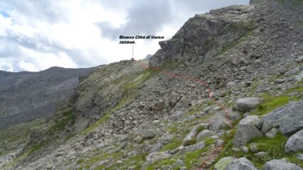 Il traverso finale che passa tra i massi e sale al bivacco. 