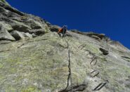 La salita in alcuni punti è agevolata da staffe metalliche.