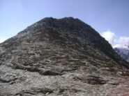verso la Bes, dopo le rocce rossicce si intercetta una traccia con qualche ometto