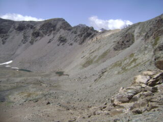 scendendo dal colle Bes, puntare alla destra del lago più alto per intercettare il sentiero che risale verso il Col Rosset riconoscibile dal giallo delle rocce