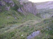 La traccia che risale la bassa testata della valle