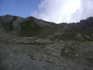 Dosso erboso dopo la pietraia; conviene risalirlo nella parte erbosa sulla destra