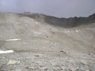 Ai piedi della dorsale si intuiscono i massi dietro i quali parte la traccia