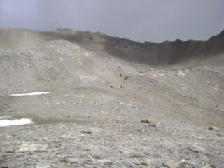 Ai piedi della dorsale si intuiscono i massi dietro i quali parte la traccia