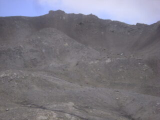 Sotto la guglia sommitale, la dorsale detritica da raggiungere e risalire