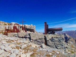 residuati bellici sulla cima del Monte Scaletta