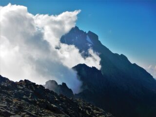 La nord ovest sbuca dalle nebbie