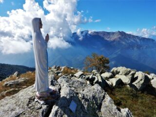 La Madonnina in cima al Pigna, con la Bisalta laggiù...