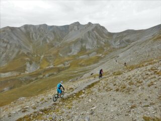 Sul primo tratto di discesa dal colle