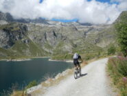 sullo sterrato che costeggia il Lago di Cignana