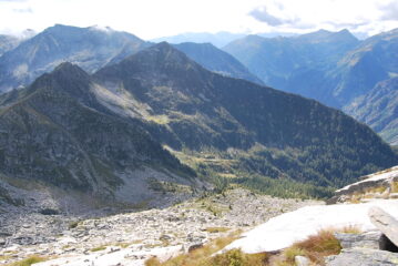 Dalla vetta del Gemello: Colle e Punta Chaparelle, con il Monte Cresto sullo sfondo