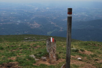 Il palo che è stato rimesso in piedi e vista sulla pianura biellese: Biella, Pralungo, Pollone e “Cusila, lunga e sutila”