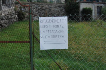Alla partenza a Piedicavallo la deviazione per il sentiero E60 per il Rifugio Rivetti