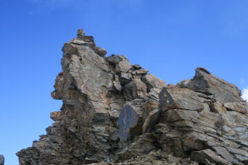 la cima strapiombante verso la Val di Rhemes sembra pronta a colassare