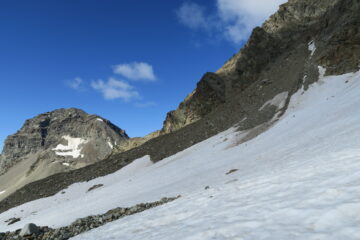 da qui ho attraversato il nevaio raggiungendo la morena ed ho risalito il canalino detritico per raggiungere la cresta evitando i risalti rocciosi