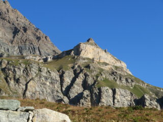 La Rocca vista dal posteggio lato diga