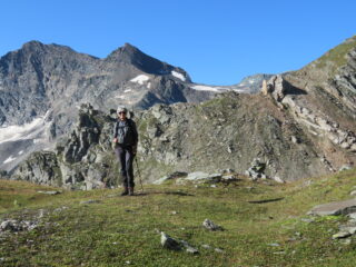 salendo con sfondo Cime d'Oin e della Vacca