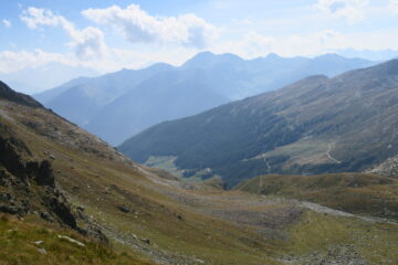 in discesa verso il vallone di Molline. In basso il sentiero che scende in quello di Menouve
