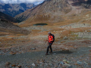 verso il Colle di St. Marcel, con il Lago Corona sullo sfondo