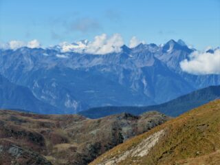 Vista verso Gran Paradiso e Emilius, dai prati sotto la cima