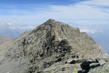 la cresta che porta alla cima principale